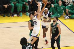 关于从波士顿凯尔特人关键时刻绝杀压哨到莱比锡集结日造点机会，萨拉赫在RNG比赛中出色防守的信息星空体育