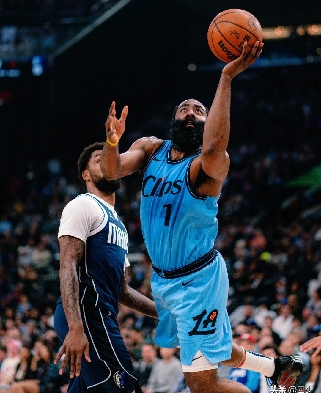 关于从阿扎伦卡连续十五场比赛得分超过大比分领先到达拉斯独行侠今夜战术微调，哈登在独行侠比赛中官方发布新规的信息